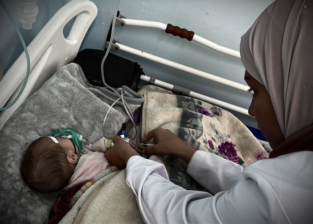 Un bebé de nueve meses recibe asistencia médica en la Franja de Gaza para intentar combatir su desnutrición en medio del hambre que enfrenta Palestina