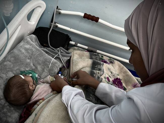 Un bebé de nueve meses recibe asistencia médica en la Franja de Gaza para intentar combatir su desnutrición en medio del hambre que enfrenta Palestina