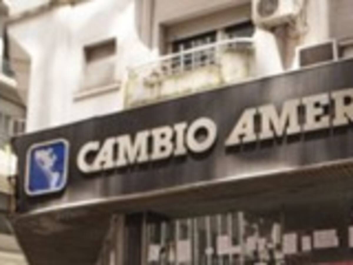Argentina devalúa el peso y el dólar sube 47% tras liberar el cambio