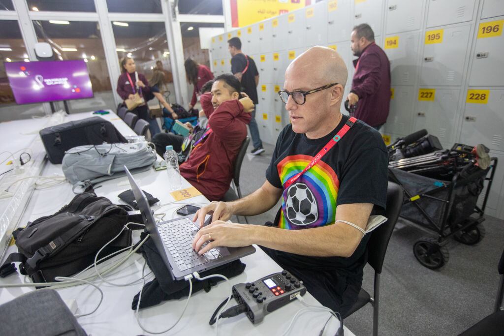 Grant Wahl con una camiseta LGBTQ en Qatar