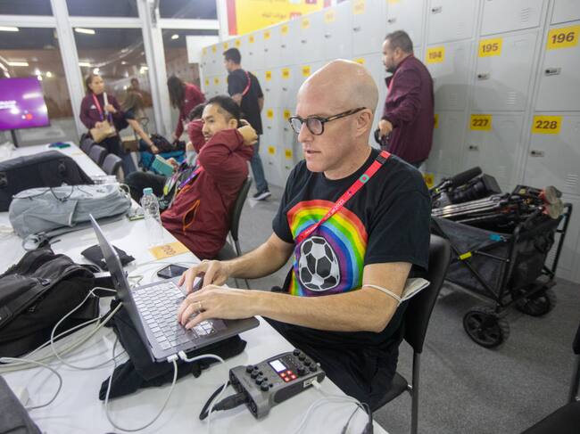 Grant Wahl con una camiseta LGBTQ en Qatar