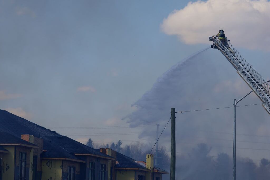 Bomberos intentan evitar que el fuego llegue a unas viviendas en Canadá