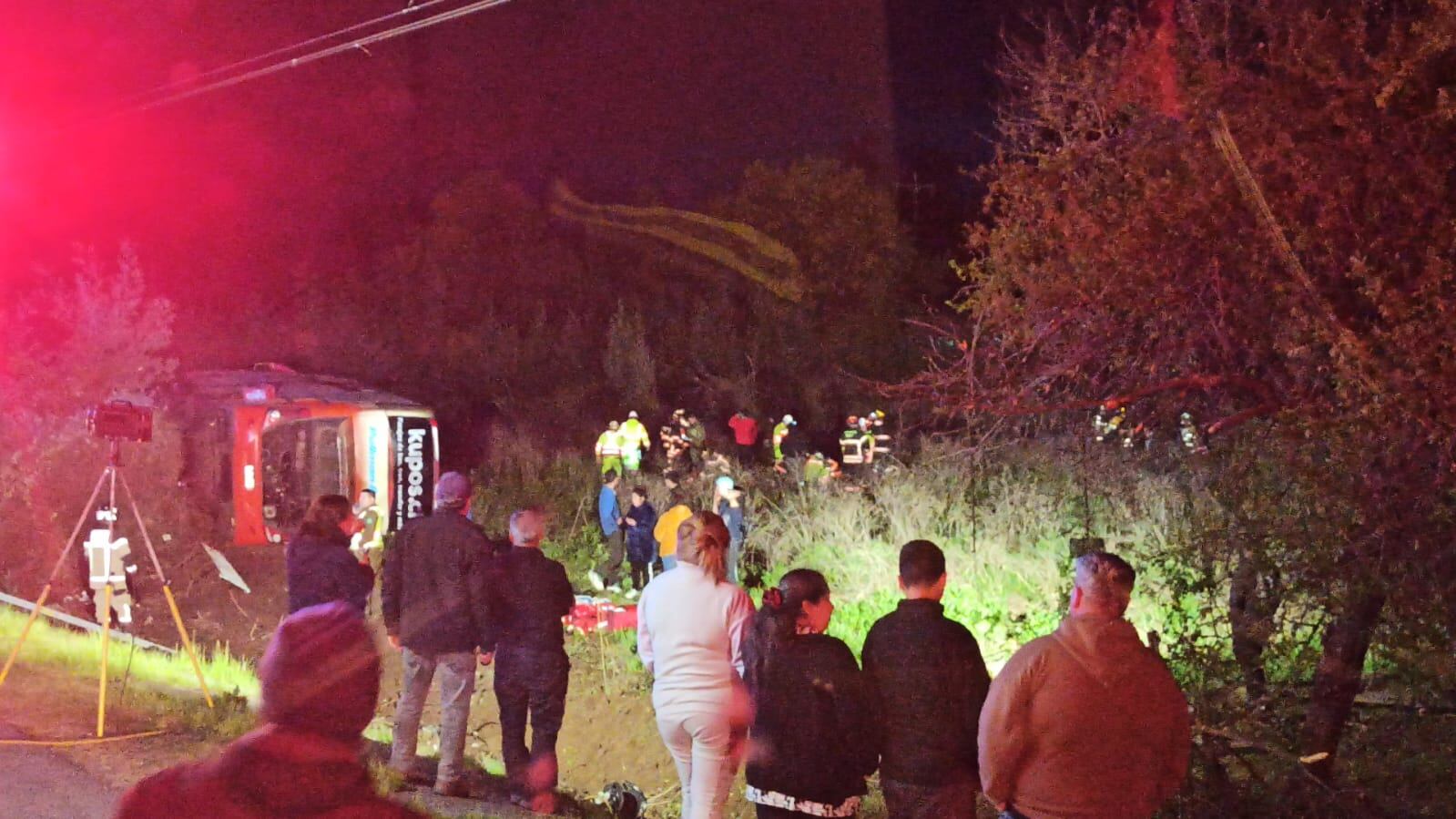 Al menos 12 heridos tras volcamiento de bus interurbano en la Ruta 5 Sur a la altura de Ñiquén