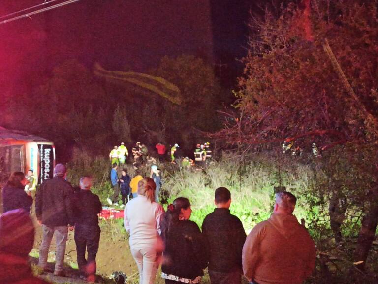 Al menos 12 heridos tras volcamiento de bus interurbano en la Ruta 5 Sur a la altura de Ñiquén