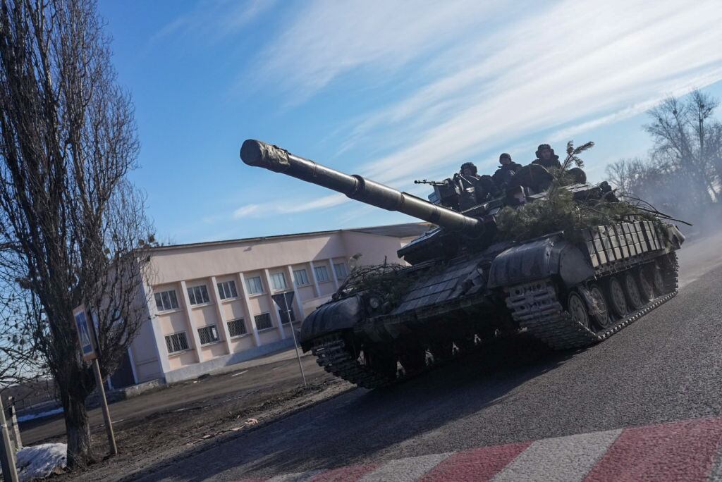 Tanques militares ucranianos se despliegan en la ciudad de Chugúyev