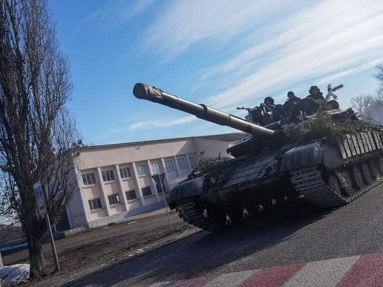 Tanques militares ucranianos se despliegan en la ciudad de Chugúyev