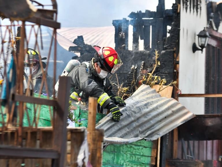 Voraz incendio en campamento de Antofagasta dejó cuatro casas afectadas