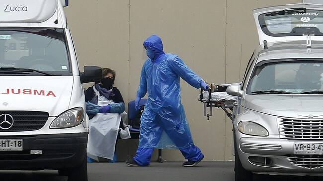 27 de Mayo de 2020/SANTIAGO Personal de la Salud traslada a un paciente en una camilla dentro del Hospital San Jose , uno de los centros hospitalarios que se ha visto colápsado por contagios de Covid-19.
FOTO:CRISTOBAL ESCOBAR/AGENCIAUNO