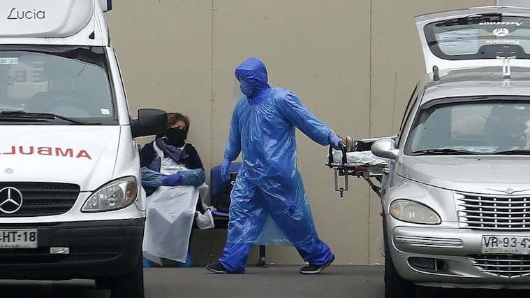 27 de Mayo de 2020/SANTIAGO Personal de la Salud traslada a un paciente en una camilla dentro del Hospital San Jose , uno de los centros hospitalarios que se ha visto colápsado por contagios de Covid-19.
FOTO:CRISTOBAL ESCOBAR/AGENCIAUNO