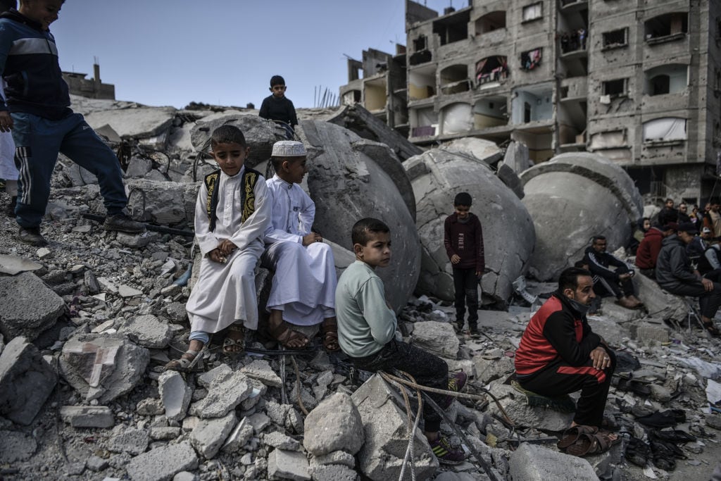 Un grupo de niños observa la destrucción que dejan los bombardeos de Israel en contra de la Franja de Gaza en Palestina.