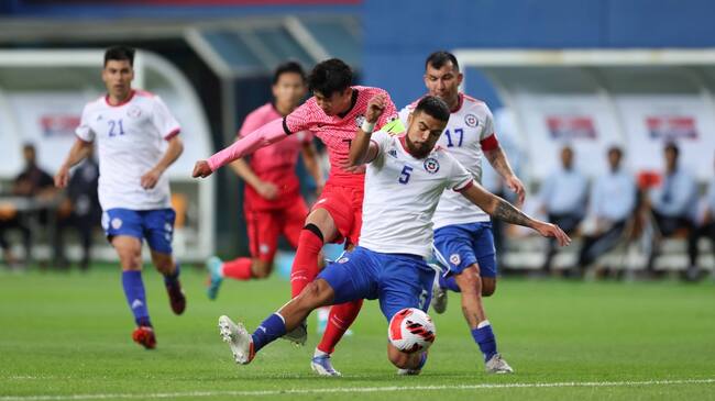 Hinchas cuestionan a Paulo Díaz por su desempeño ante Corea del Sur