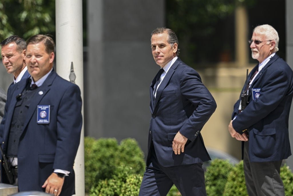 Hunter Biden sale del edificio de los tribunales de Delaware en EEUU