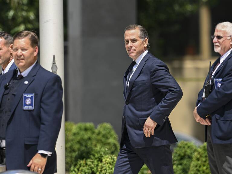 Hunter Biden sale del edificio de los tribunales de Delaware en EEUU