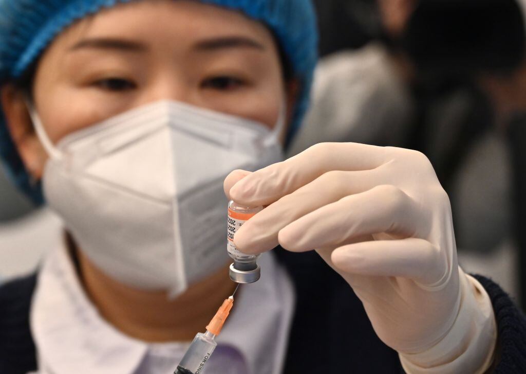 Una enfermera prepara vacuna anticovid en China