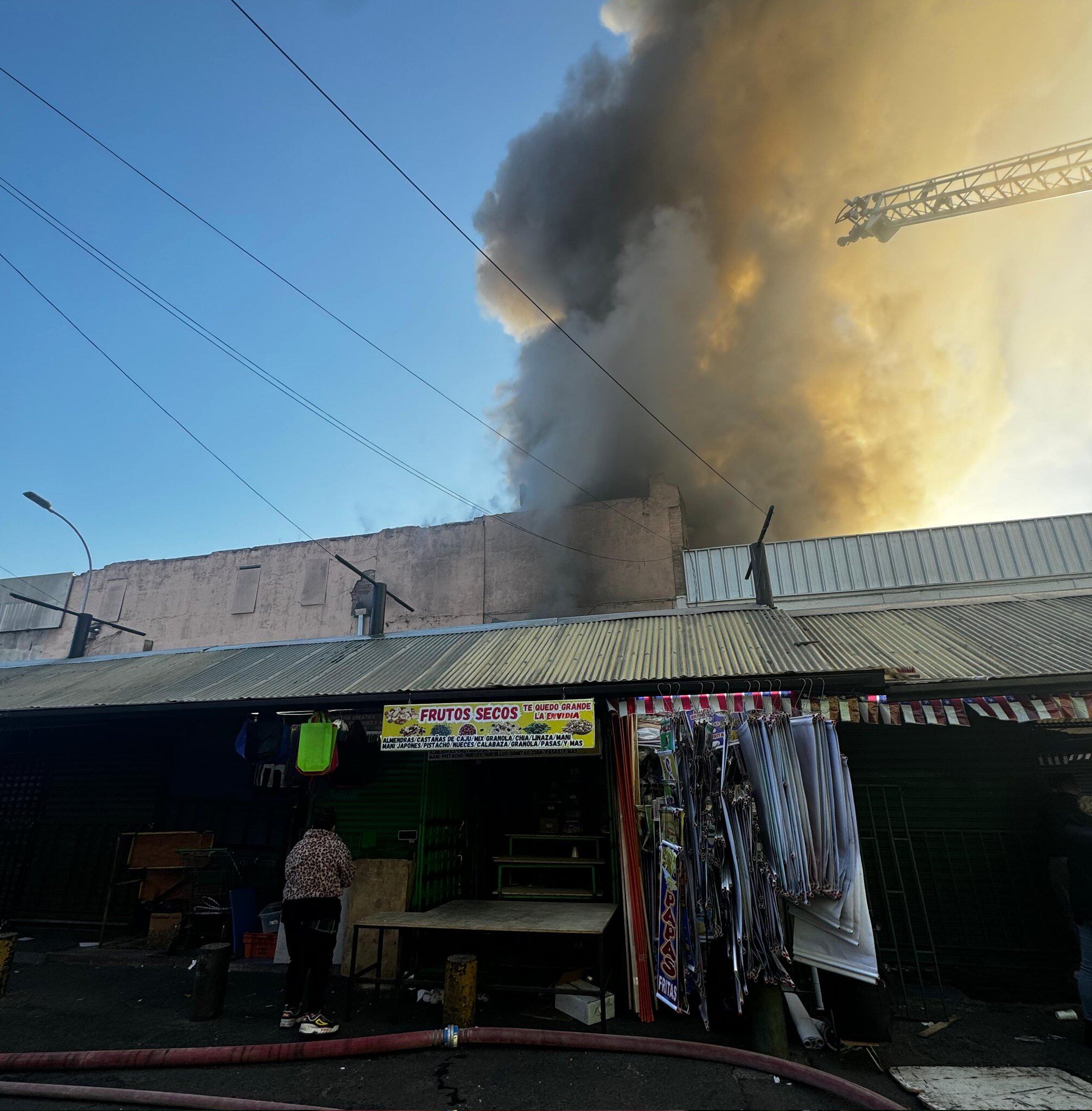 Grave incendio en la Vega Central de Recoleta: bomberos despliega 13 carros para combatir la emergencia