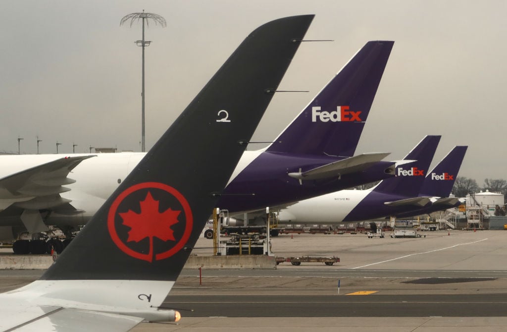 Aviones de Air Canada en la loza del aeropuerto de Newark en Nueva Jersey
