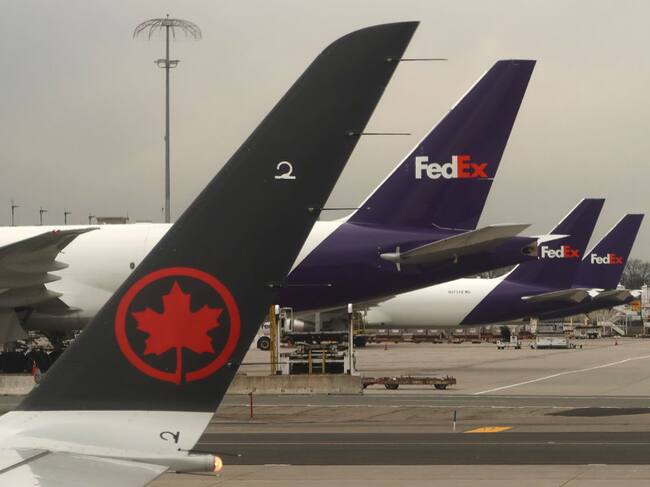 Aviones de Air Canada en la loza del aeropuerto de Newark en Nueva Jersey