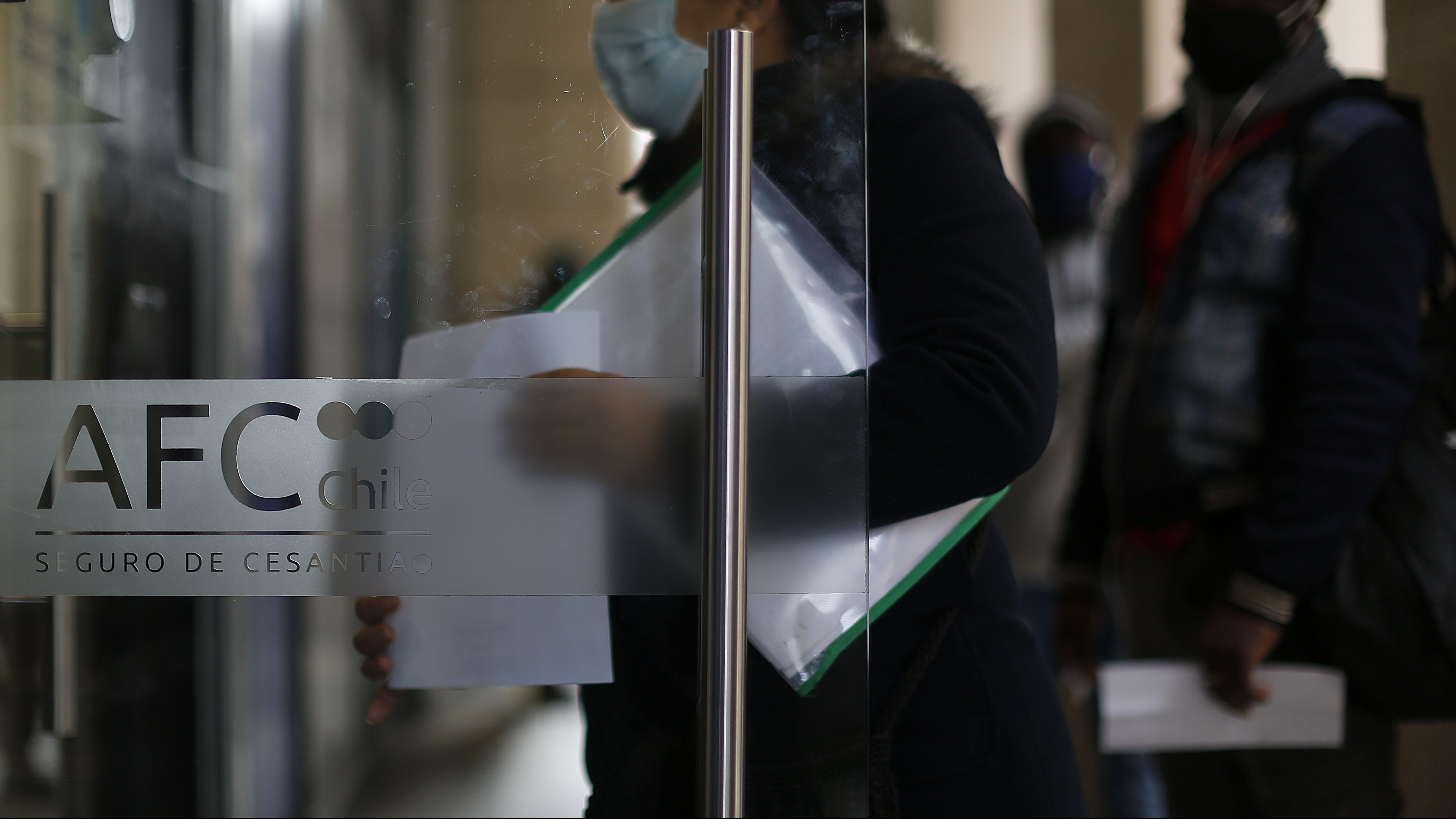 29 de Junio de 2020/SANTIAGO Continúan las largas filas en varias sucursales de (AFC), para cobrar su seguros de Cesantia.
FOTO:Cristobal Escobar/Agencia UNO