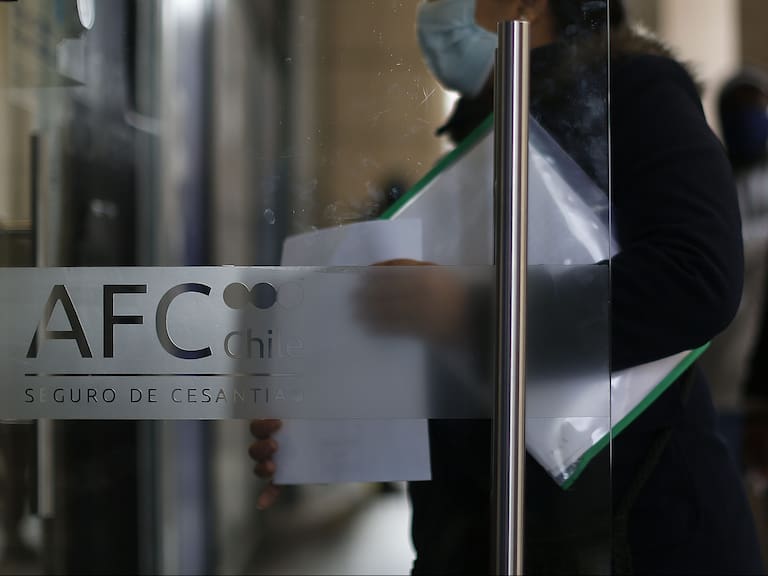 29 de Junio de 2020/SANTIAGO Continúan las largas filas en varias sucursales de (AFC), para cobrar su seguros de Cesantia.
FOTO:Cristobal Escobar/Agencia UNO