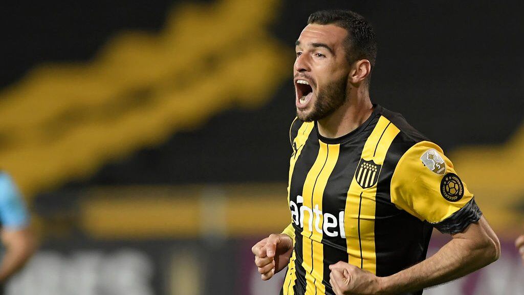 MONTEVIDEO, URUGUAY - OCTOBER 20: Fabricio Formiliano of Peñarol celebrates after scoring the first goal of his team during a Group C match of Copa CONMEBOL Libertadores 2020 between Peñarol and Athletico Paranaense at Estadio Campeón del Siglo on October 20, 2020 in Montevideo, Uruguay. (Photo by Sandro Pereyra/Getty Images)