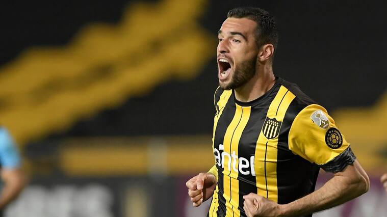 MONTEVIDEO, URUGUAY - OCTOBER 20: Fabricio Formiliano of Peñarol celebrates after scoring the first goal of his team during a Group C match of Copa CONMEBOL Libertadores 2020 between Peñarol and Athletico Paranaense at Estadio Campeón del Siglo on October 20, 2020 in Montevideo, Uruguay. (Photo by Sandro Pereyra/Getty Images)