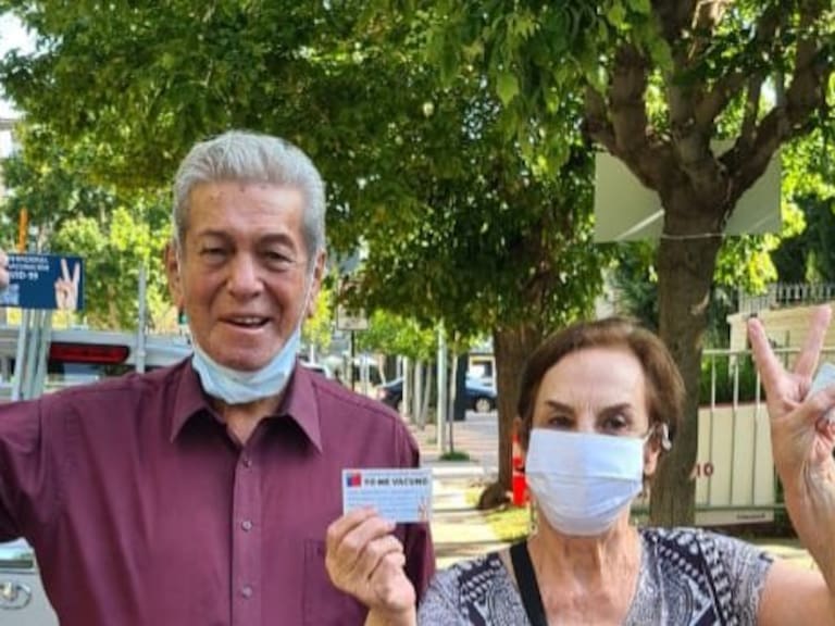 «Vacúnese usted, compadre»: Enrique Maluenda y su esposa recibieron la inoculación contra el Covid-19