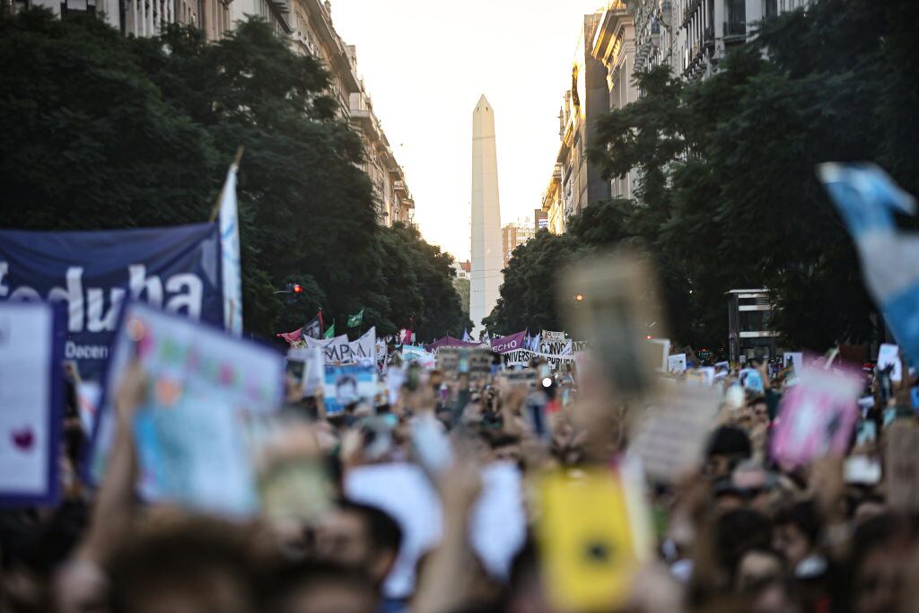 Miles de personas marchan en defensa de la educación pública en Argentina