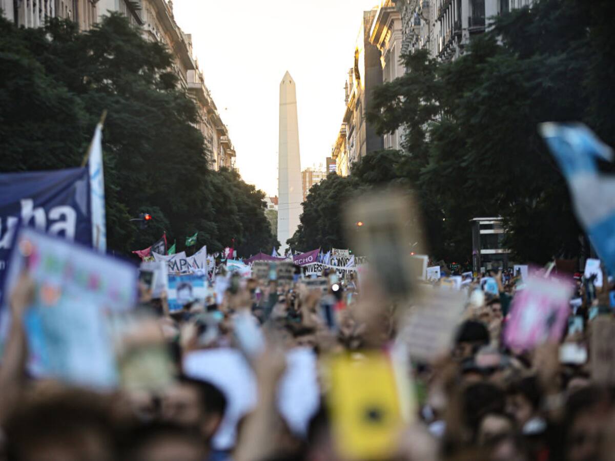 Contra los recortes de Milei: miles de personas marchan en defensa de la educación pública en Argentina