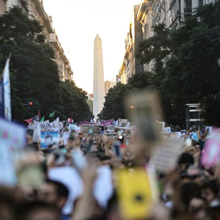 Contra los recortes de Milei: miles de personas marchan en defensa de la educación pública en Argentina