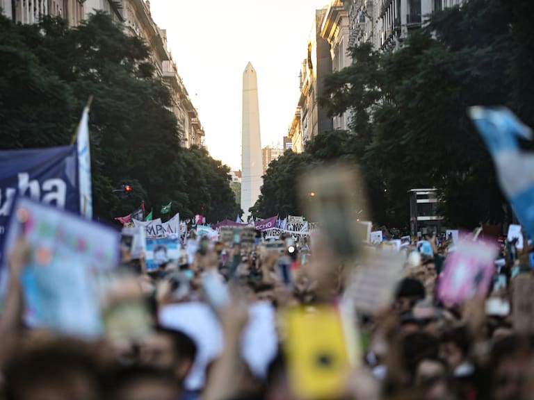 Miles de personas marchan en defensa de la educación pública en Argentina
