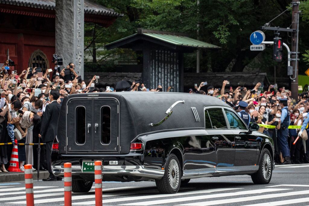 Carro fúnebre que traslada al ex primer ministro Shinzo Abe por Tokio