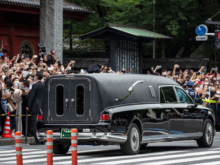 Carro fúnebre que traslada al ex primer ministro Shinzo Abe por Tokio