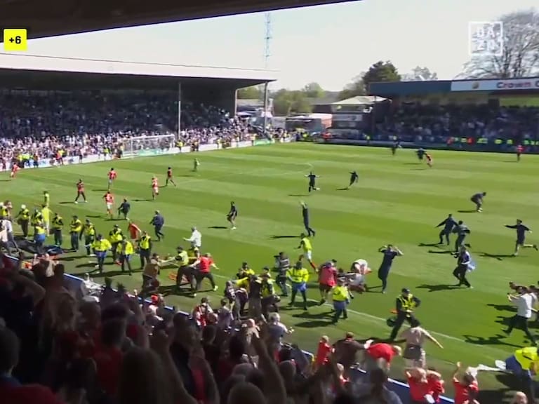 Locura en definición por un título en Inglaterra: gol en los descuentos e invasión de hinchas a la cancha