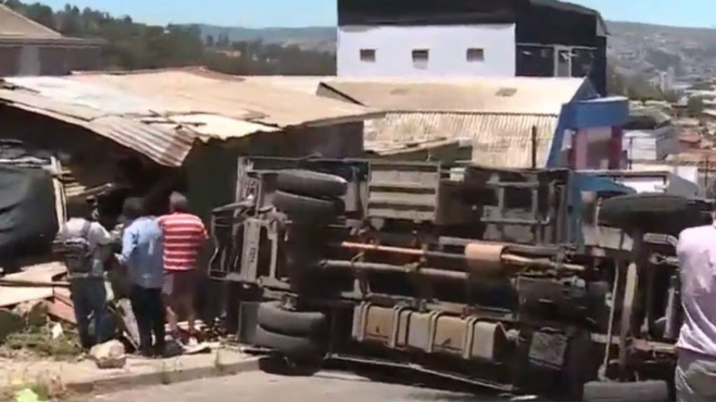camión volcó e impactó a una casa - Viña del MAr