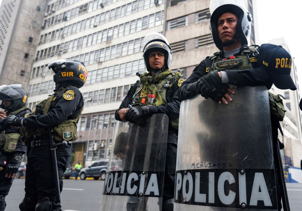Policías del Perú resguardan un edificio institucional en la ciudad de Lima.