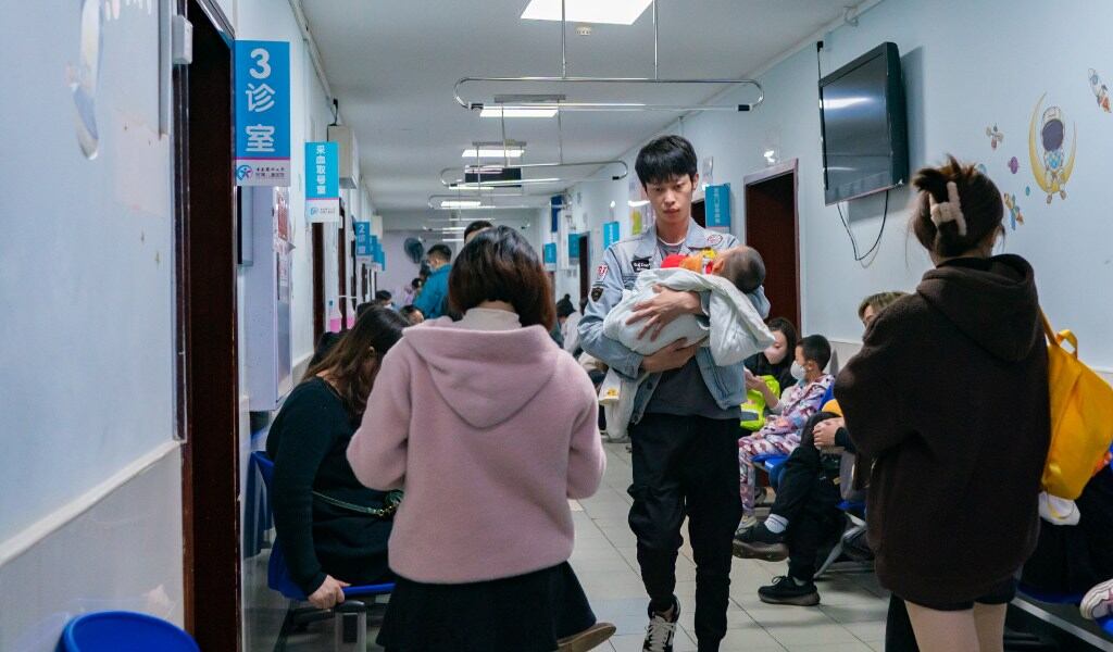 Brote de infecciones respiratorias en China: ¿Qué se sabe de la enfermedad que está afectando a niños?