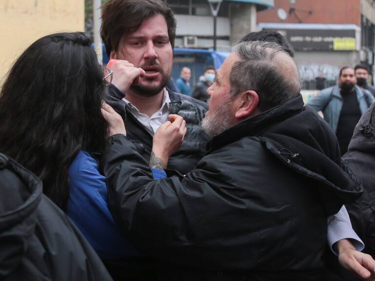 Decretan arresto domiciliario parcial nocturno a cuatro imputados por agredir a Simón Boric