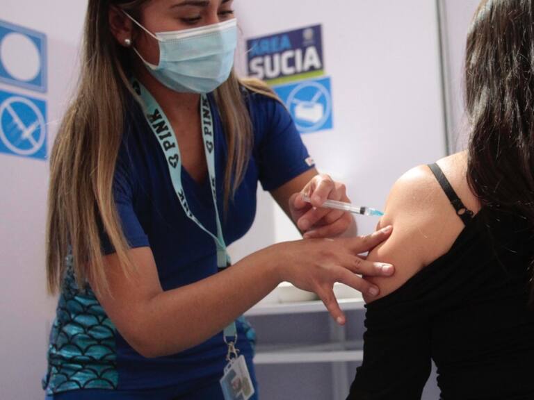 Encuesta señala que vacuna contra covid-19 alteró menstruación en un 42% de las mujeres