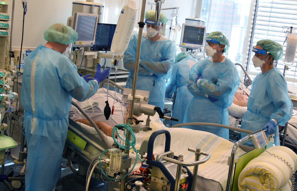 Médicos atienden a un paciente del Covid-19 en un hospital de Leipzig