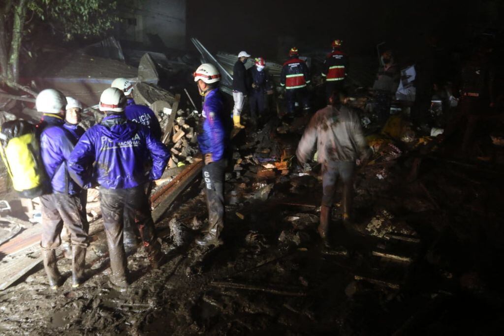 Rescatistas buscan víctimas entre los escombros en Ecuador