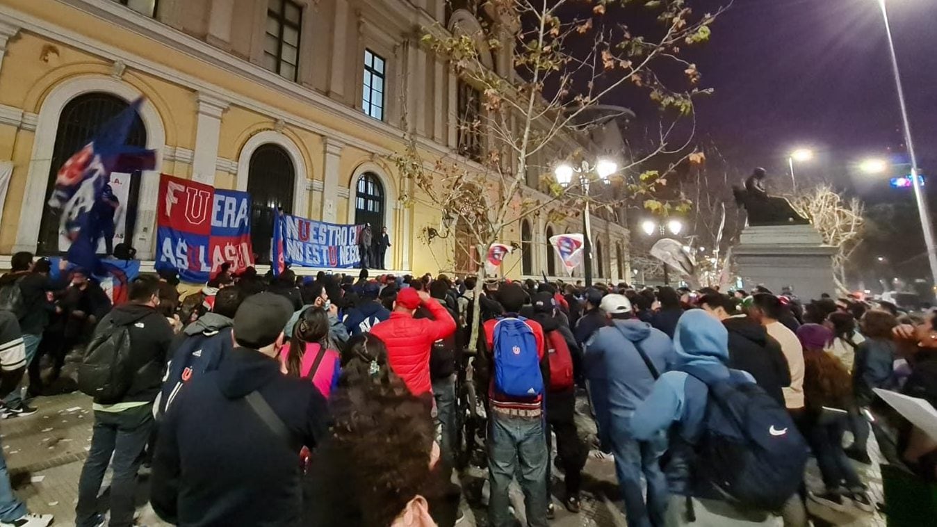 Alumnos de la Universidad de Chile se manifiestan por presente del club