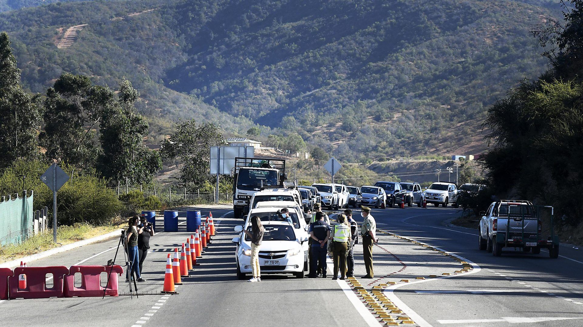 30 DICIEMBRE 2020 / QUILPUEPersonal militar y carabineros en la Ruta F-50 Lo Orozco altura enlace Colliguay:, durante el inicio a Cordón Sanitario que se mantendrá hasta el sábado 2 de enero a las 05:00 am.
FOTO: PABLO OVALLE ISASMENDI / AGENCIAUNO