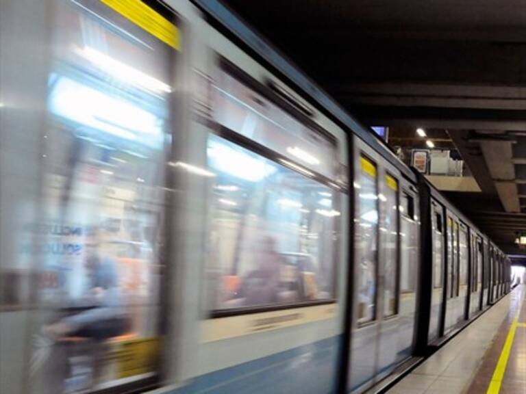 Metro de Santiago facilita justificativo laboral por demoras en el servicio