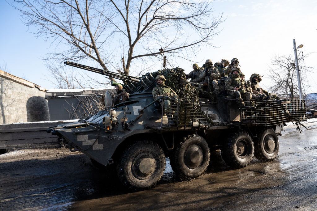 Soldados de Ucrania avanzan sobre un tanque por la zona del Donbás