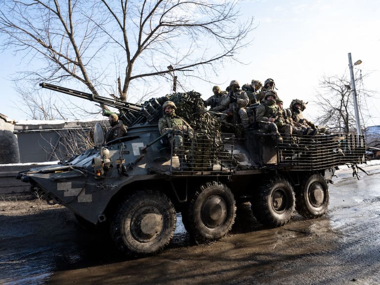Soldados de Ucrania avanzan sobre un tanque por la zona del Donbás