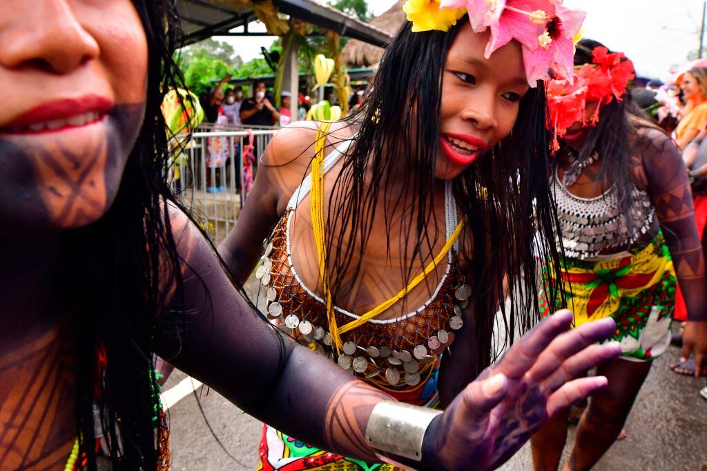 Mujeres de pueblos originarios danzan en una actividad en Ipeti Embera