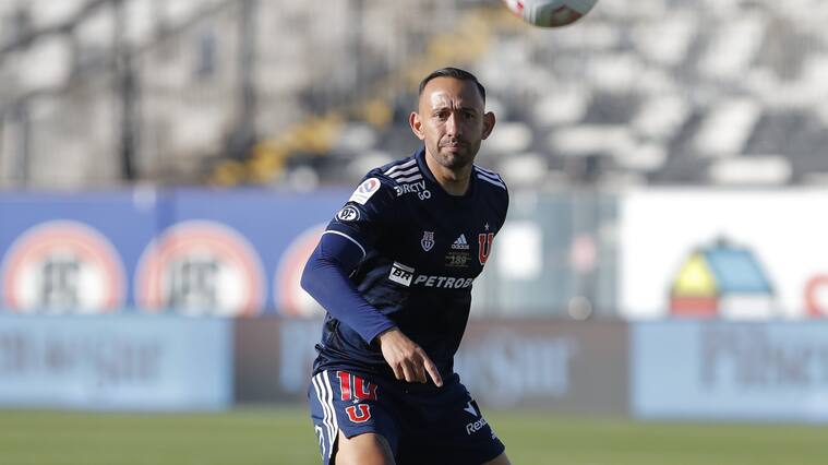 25 de Abril del 2021/SANTIAGOMarcelo Cañete(c) ,durante el partido valido por la quinta fecha del Campeonato Nacional AFP PlanVital 2021, entre Colo Colo vs Universidad de Chile, disputado en el Estadio Monumental.
FOTO:FRANCISCO LONGA/AGENCIAUNO