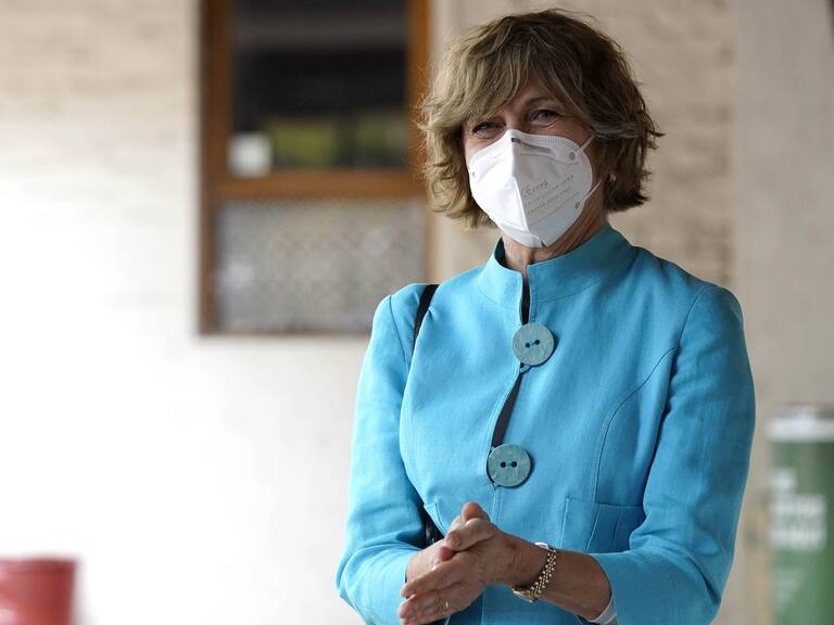 25 de Septiembre del 2020/Santiago La alcaldesa de Providencia, Evelyn Matthei, realiza su votacin durante el plebiscito constitucional en el Colegio de los Sagrados Corazones Providencia
FOTO:NADIA PEREZ/AGENCIAUNO