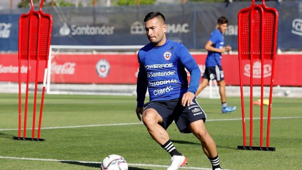 ¿Dónde ver el partido de La Roja por las Clasificatorias?Te invitamos a seguir el compromiso entre Paraguay y Chile desde Asunción en vivo, en directo y gratis a través de ADN TV. Sólo necesitas conexión WiFi o internet fijo para ver a la Selección Chilena a través de tu teléfono, tablet, computador o TV.

El partido estará disponible en Full HD en el sitio web de ADN TV y en ADN.CL junto con las estadísticas en vivo, además del relato de Manuel Fernández y los comentarios de Cristián Arcos.

Además, desde las 18:00 horas tendremos la previa del partido junto a Los Tenores a través de nuestros diales, ADN.CL y Facebook Live.
