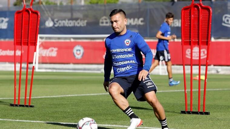 ¿Dónde ver el partido de La Roja por las Clasificatorias?Te invitamos a seguir el compromiso entre Paraguay y Chile desde Asunción en vivo, en directo y gratis a través de ADN TV. Sólo necesitas conexión WiFi o internet fijo para ver a la Selección Chilena a través de tu teléfono, tablet, computador o TV.
El partido estará disponible en Full HD en el sitio web de ADN TV y en ADN.CL junto con las estadísticas en vivo, además del relato de Manuel Fernández y los comentarios de Cristián Arcos.
Además, desde las 18:00 horas tendremos la previa del partido junto a Los Tenores a través de nuestros diales, ADN.CL y Facebook Live.